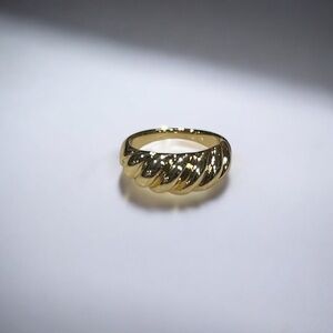 Elegant Gold Women's Ring